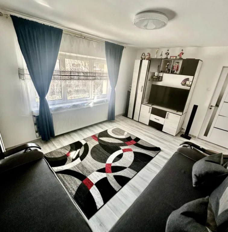 Apartament 2 camere, decomandat - zona Noua