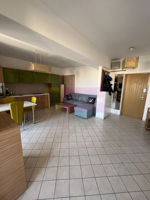 Vanzare apartament de 2 camere in zona Decebal adiacent