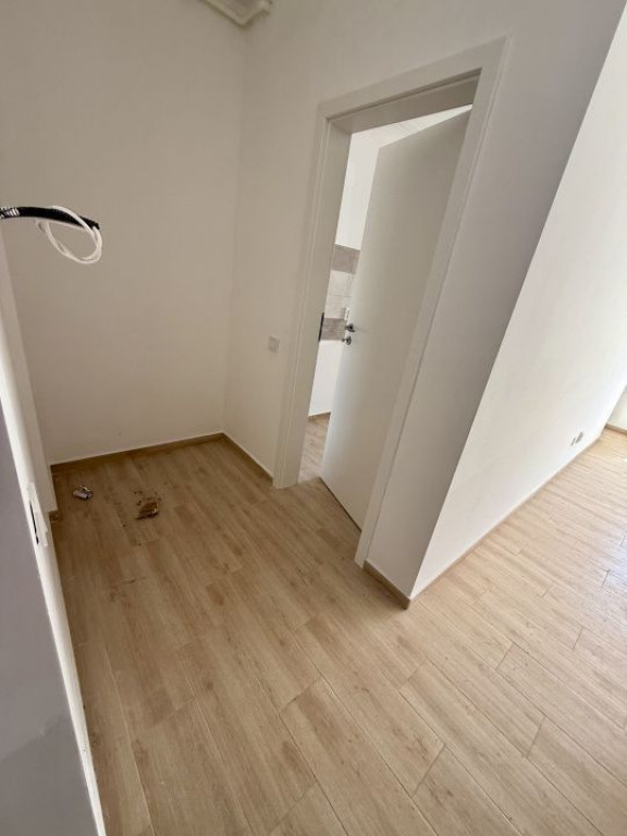 Garsoniera cartier Militari Residence - mutare imediata!!