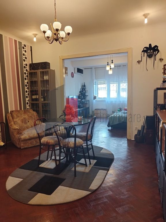 Apartament cu trei camere de vanzare-Piata Victoriei