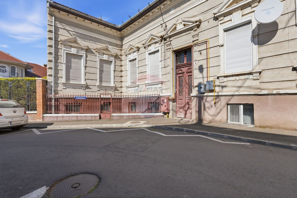 Apartament cu 4 camere 113 mp utili la curte Piata Catedr...