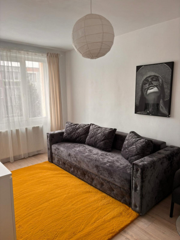 Apartament cu 2 camere decomandat, etaj intermediar, situat