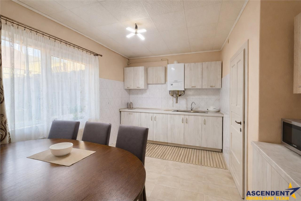 Casa potential:locuire multifamiliala,activitati comerciale,