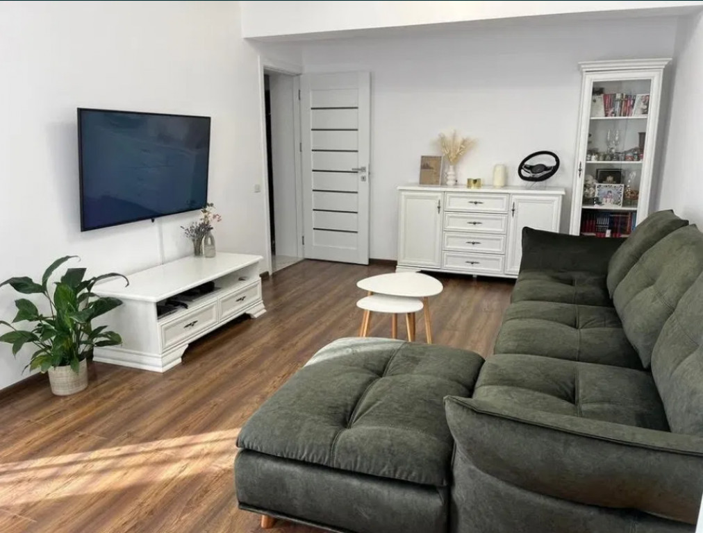 Apartament 3 camere, decomandat - zona Tractoru