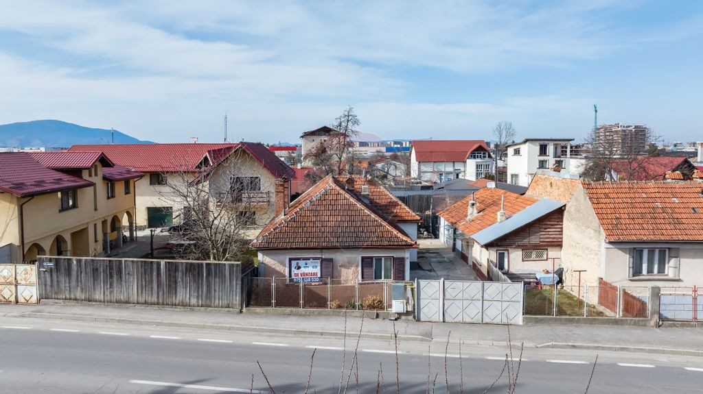 Casă cu două corpuri+teren 230 mp De Vanzare, Strada Ca...