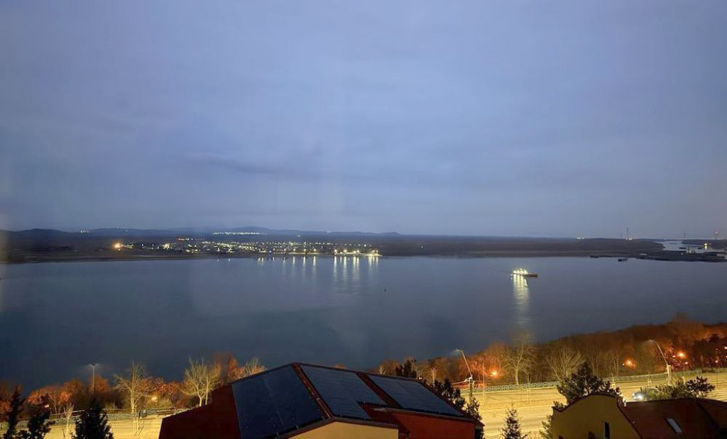 Vanzare -3 camere lux, vedere la Dunare – Faleza, 105 m...