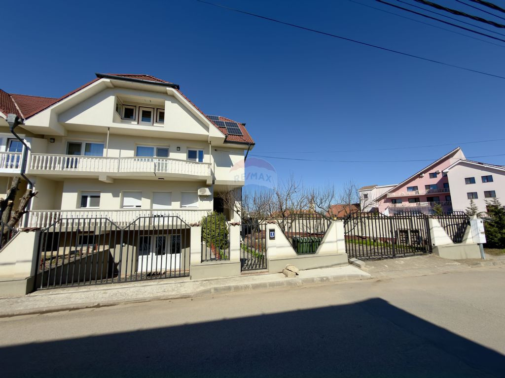 Casă / Vilă 8 camare cartier Beverly Hills Sanmartin