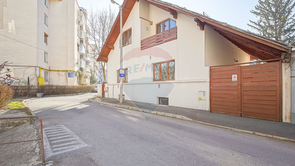 Casă / Vilă cu 9 camere de închiriat în zona Centrul ...