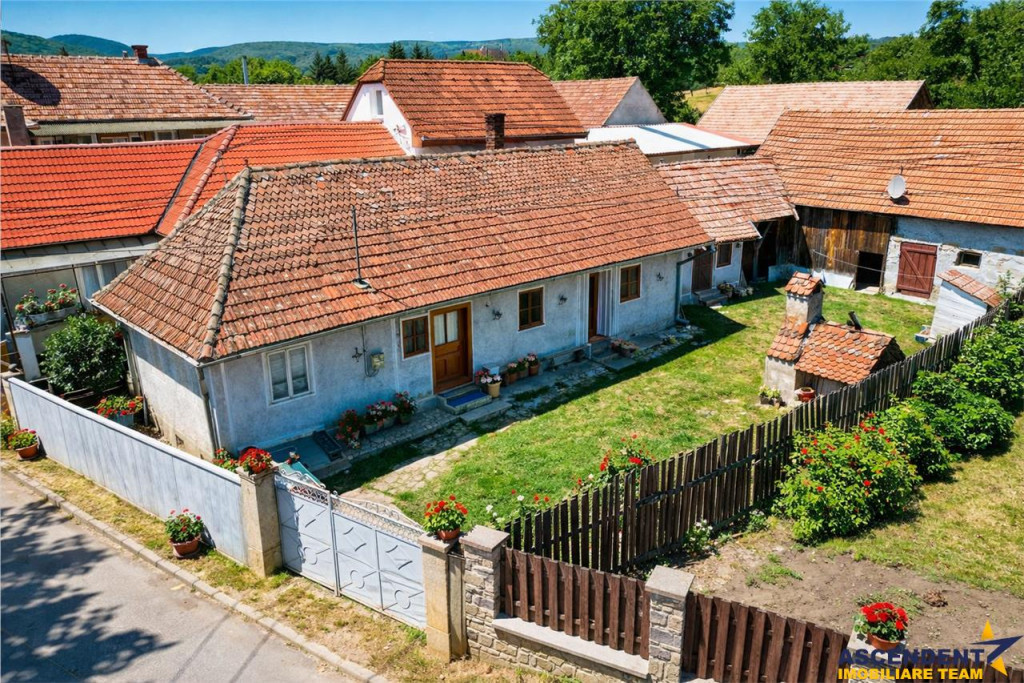 Casa traditionala din lemn, cu sura din piatra, Arcus, Covas