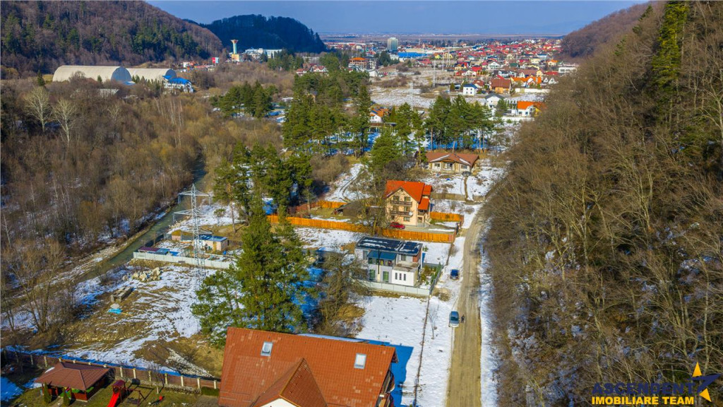 Film! Teren intravilan pe 1.300mp, arie apreciabila de case,