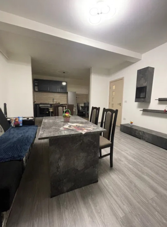 Apartament 2 camere, decomandat - zona Tractoru