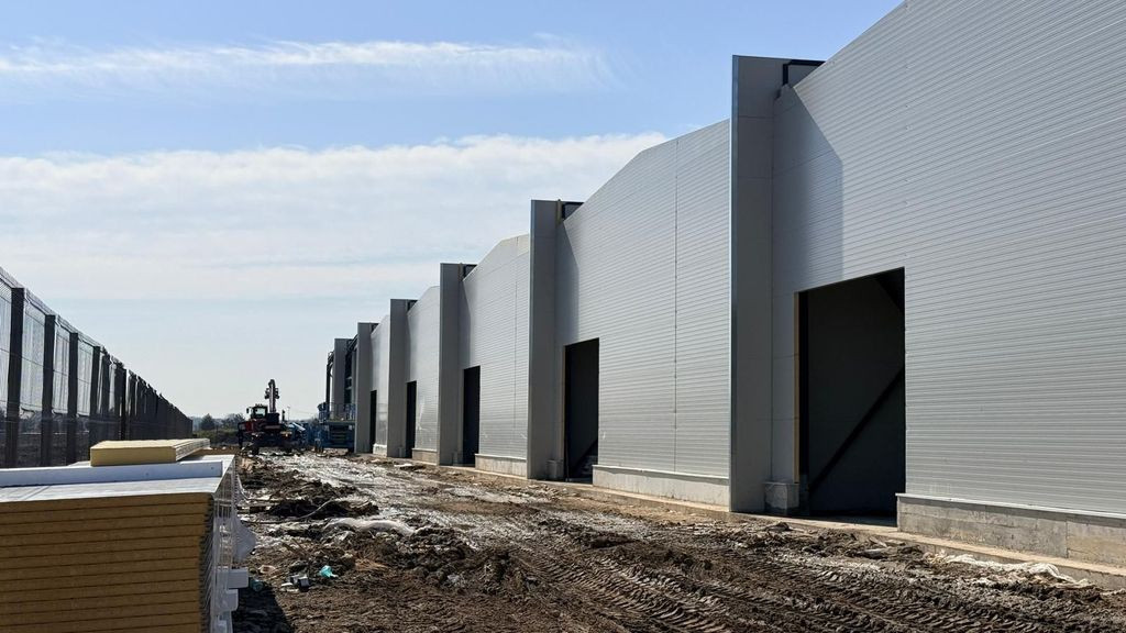 Hala 595 mp + teren 1500 mp Frumusani ( stradal )