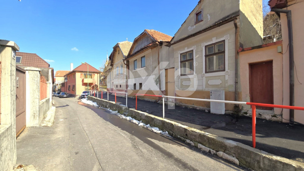 Casă cu potențial în Schei – cu front la două străzi