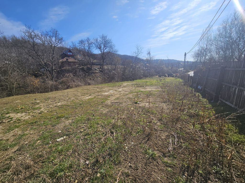 Teren 690 mp, deschidere 50 m, utilități – 1 km Prim?...
