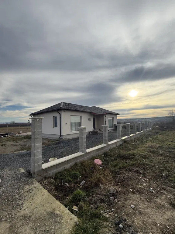 Casă modernă 2025, 92 mp utili, 7.5 ari teren – mobilat?