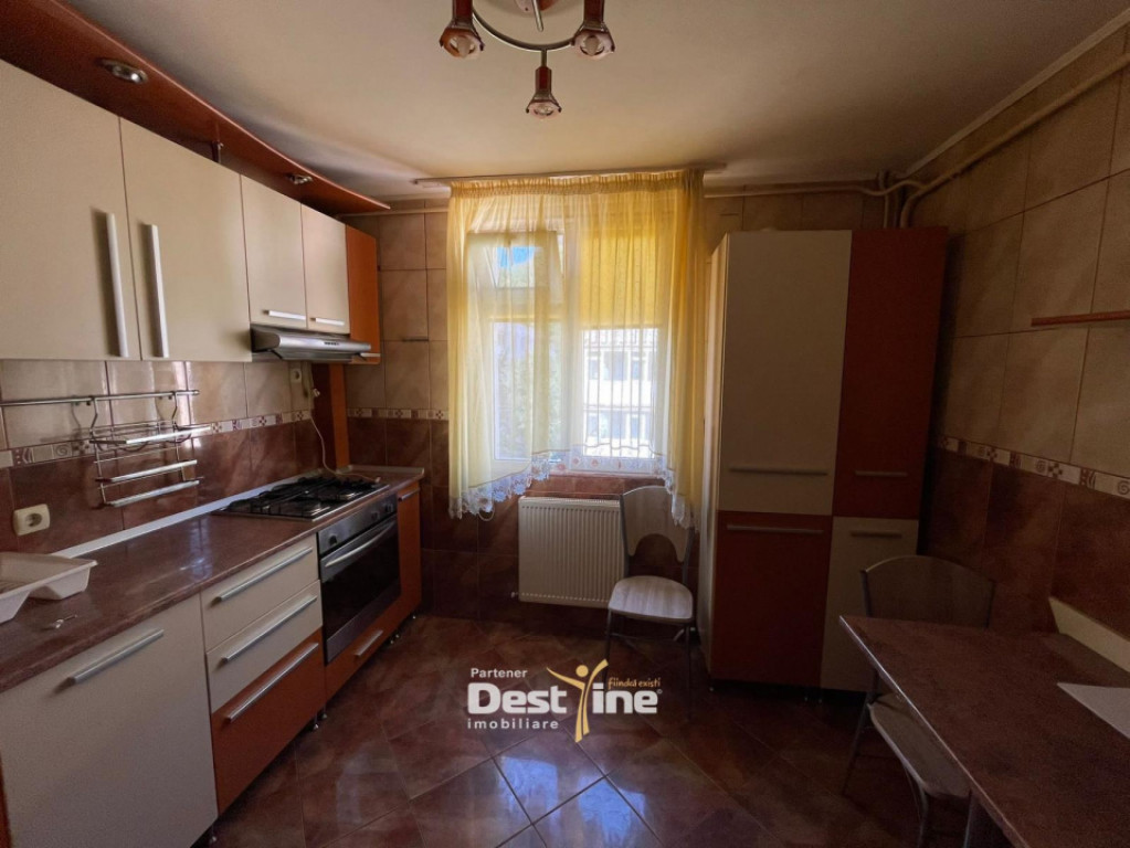 Închiriez apartament 4 camere în zonǎ centralǎ, Piatra N