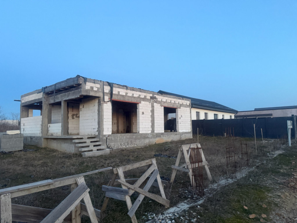 Casa parter, la rosu, 90 mp utili, 404 mp teren, Malu Mare