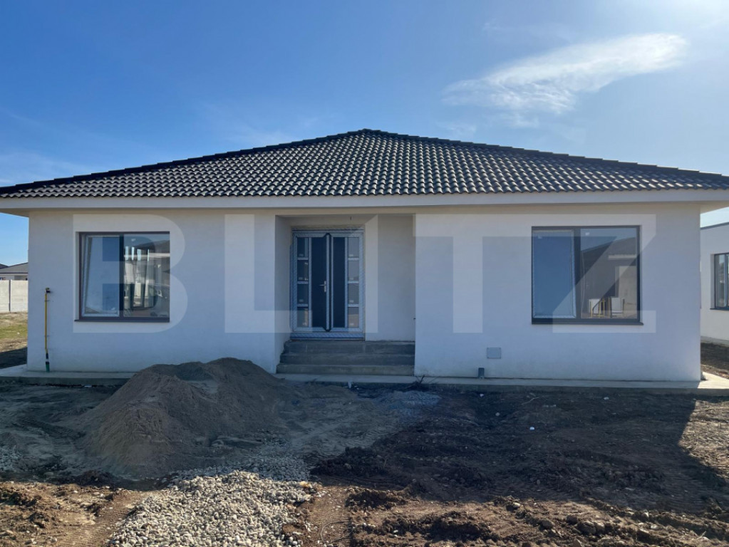 Casa individuala Santandrei cu gard imprejmuire din placi de