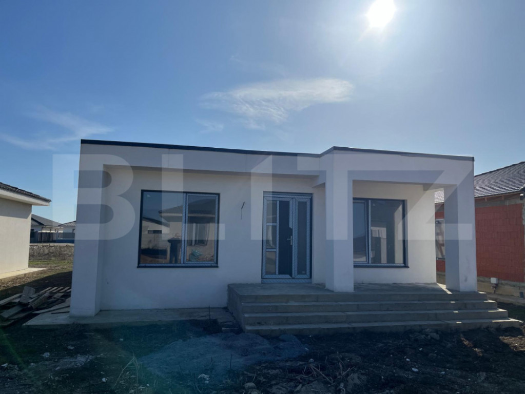 Casa individuala Santandrei cu gard imprejmuire din placi de