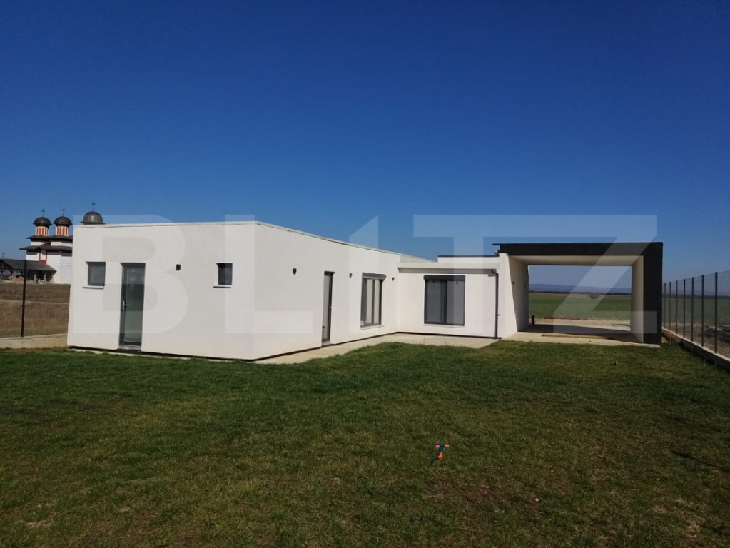 Casa individuala Osorhei cu filigorie si gard imprejmuire