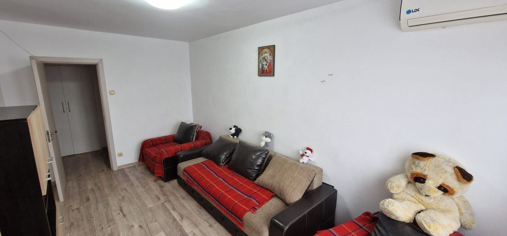 Doua camere in zona sediu politie.