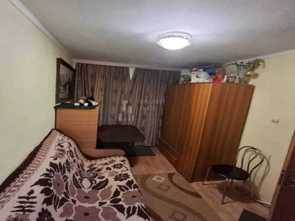Apartament semidecomandat, Eroii Revolutiei