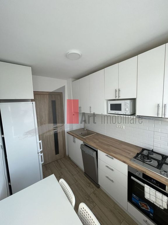 Inchiriez apartament cu 2 camere+ loc de parcare Uverturii
