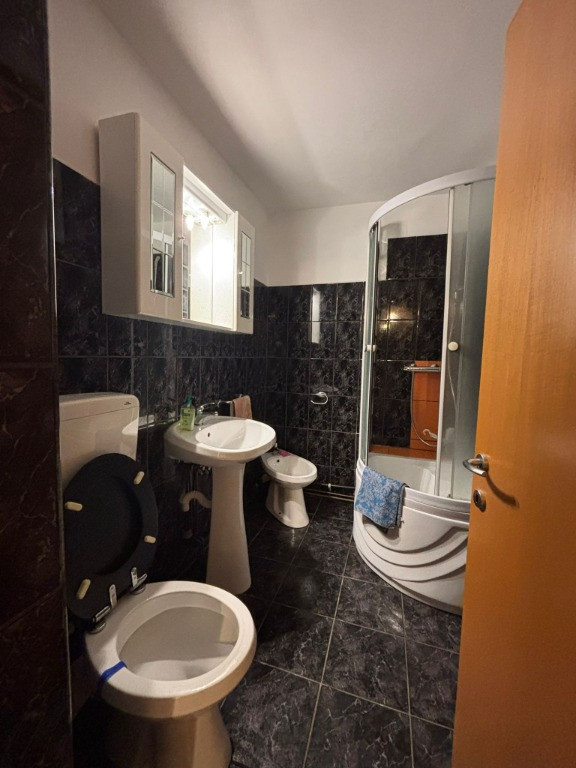 Ap. 3 cam decomandat, etajul 1, centrală termică, bloc 1986