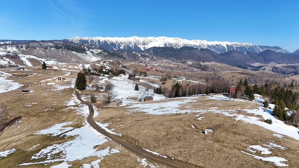 Priveliște superbă către munți | 1924 mp | Apă și c...