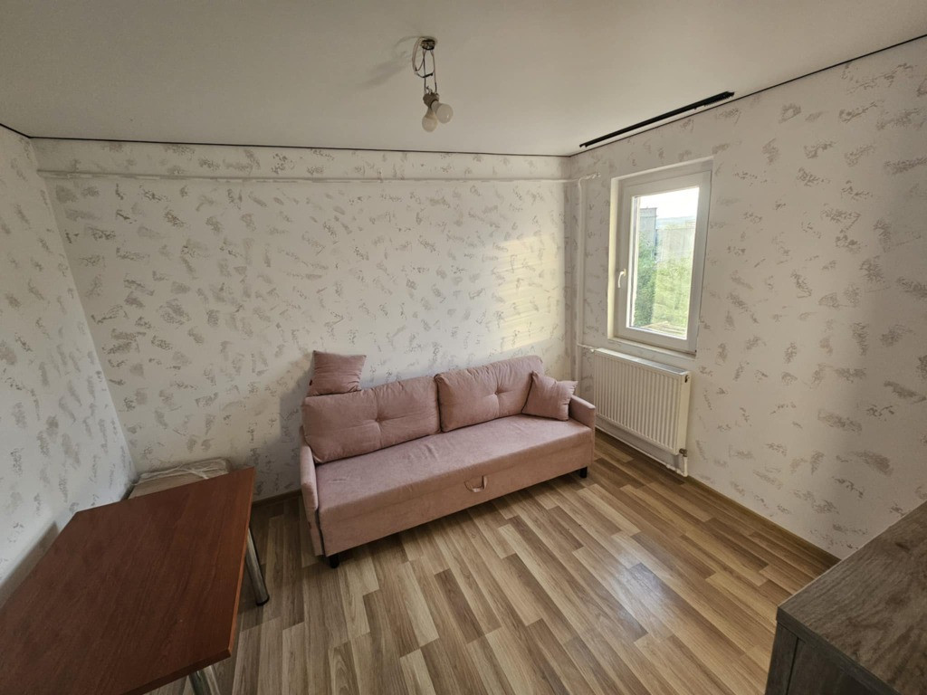 Cameră de cămin cu baie proprie,geam la baie,renovată complet