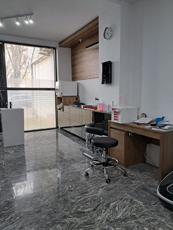 Spatiu comercial,2 băi,zona Frumoasa,vis-s-vis de Mănăstirea Frumoasa