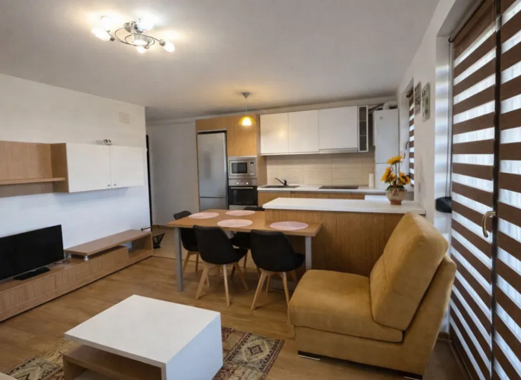 Apartament 2 camere, decomandat - zona Tractorul