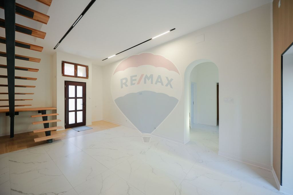 Apartament cu 4 camere de vânzare, ultracentral