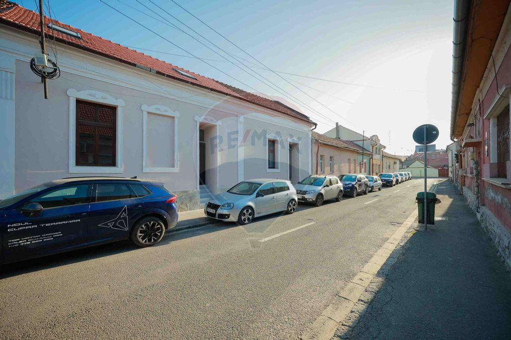 Apartament cu 4 camere de vânzare, ultracentral