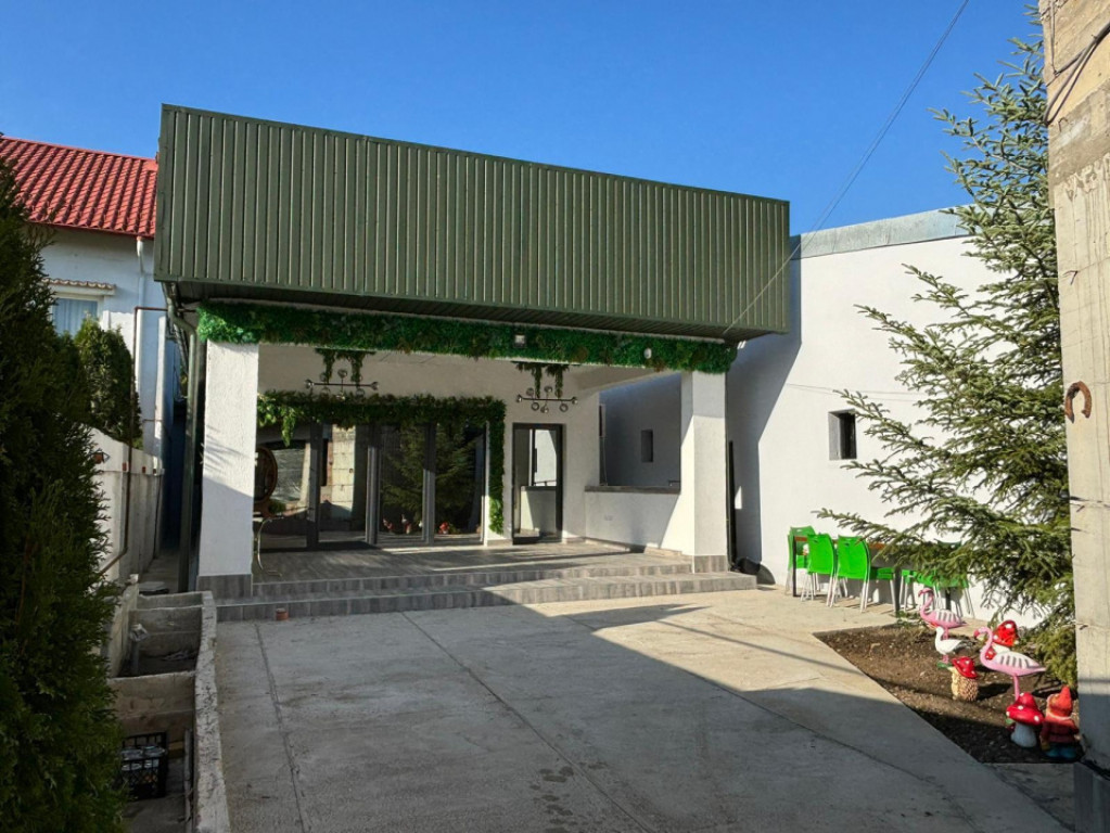 3 imobile distincte poziționate într-o curte cu teren de 7