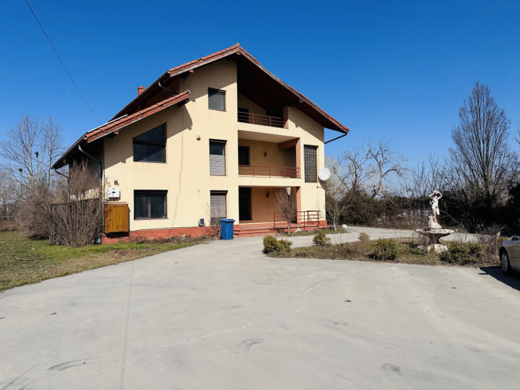 Domeniu splendid 2500 mp teren pe malul lacului Morii, vila