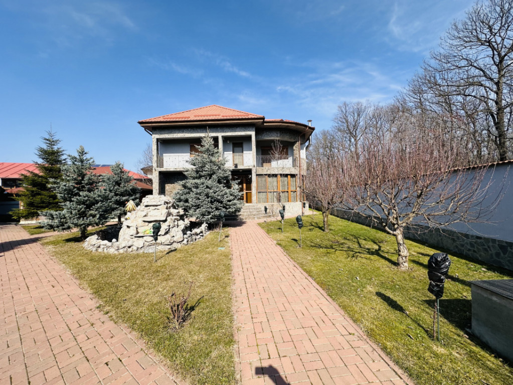 Vila superba, padure Rosu, 1000 mp teren, 310 mp construiti,