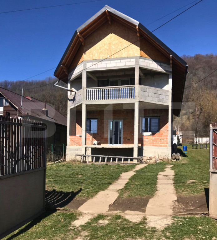 Casă (la rosu), Livadă și Pădure, Teren Generos și Plat