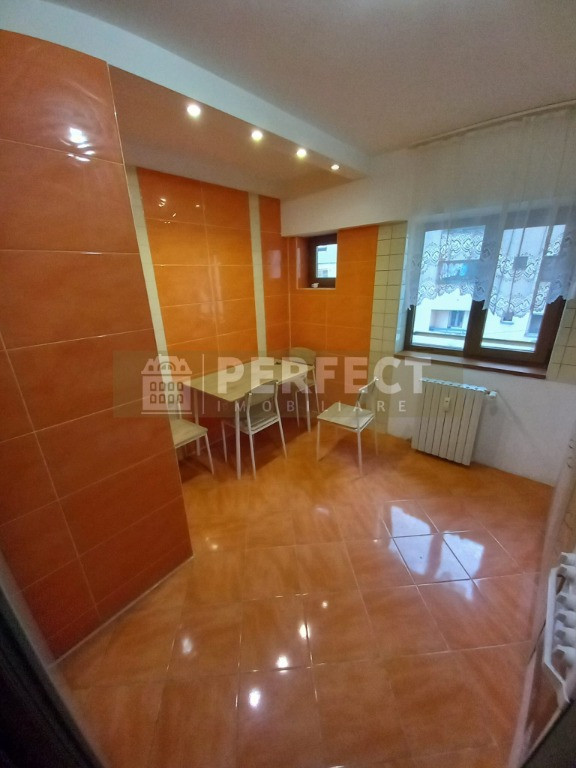 De INCHIRIAT Ap.3 camere DECOMANDAT str.Domnisori 430 euro