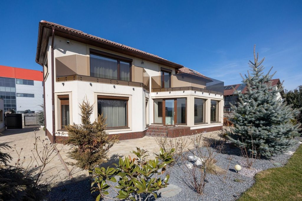 Casa 6 dormitoare+4 bai -1500 mp teren-Sacele