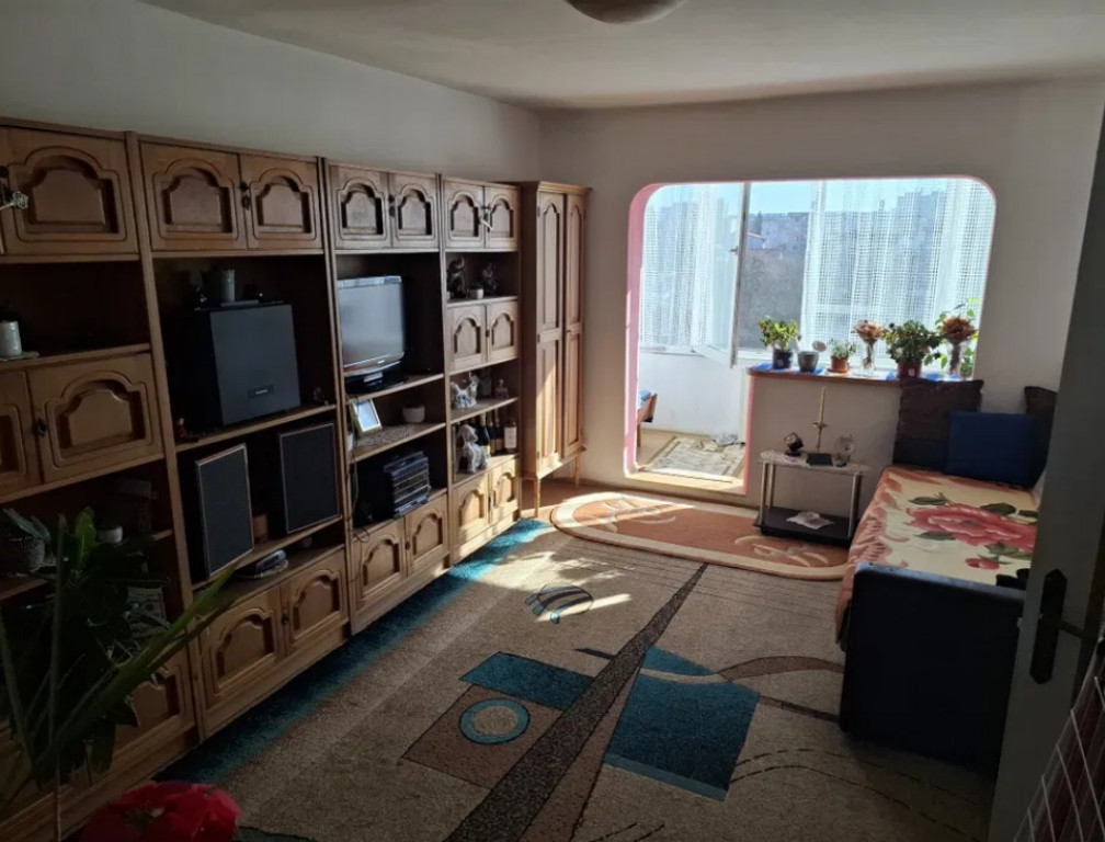 Apartament 2 camere, decomandat - zona Tractorul