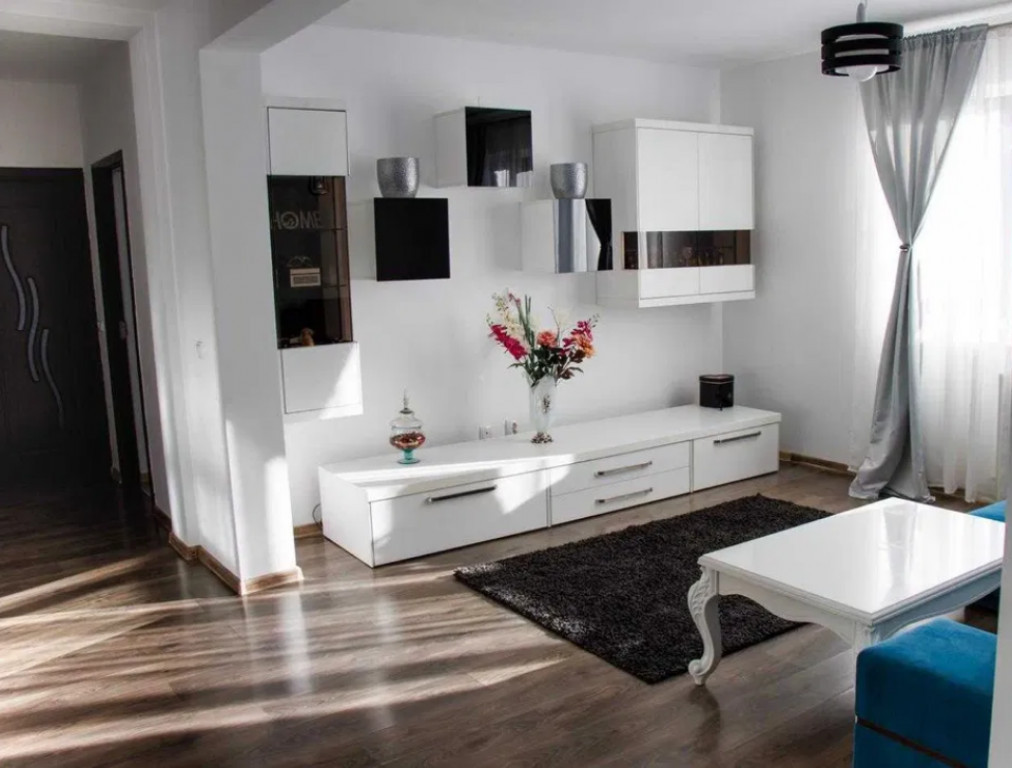 Apartament 2 camere, decomandat - zona Tractorul