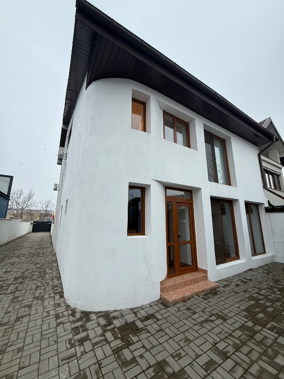 Proprietar ofer spre închiriere casă la curte