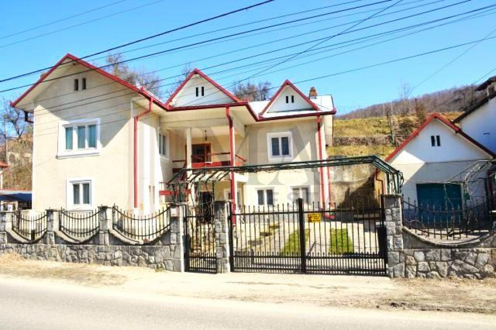 Casa 7 camere 1000 mp teren, ideala pensiune - Runcu zona