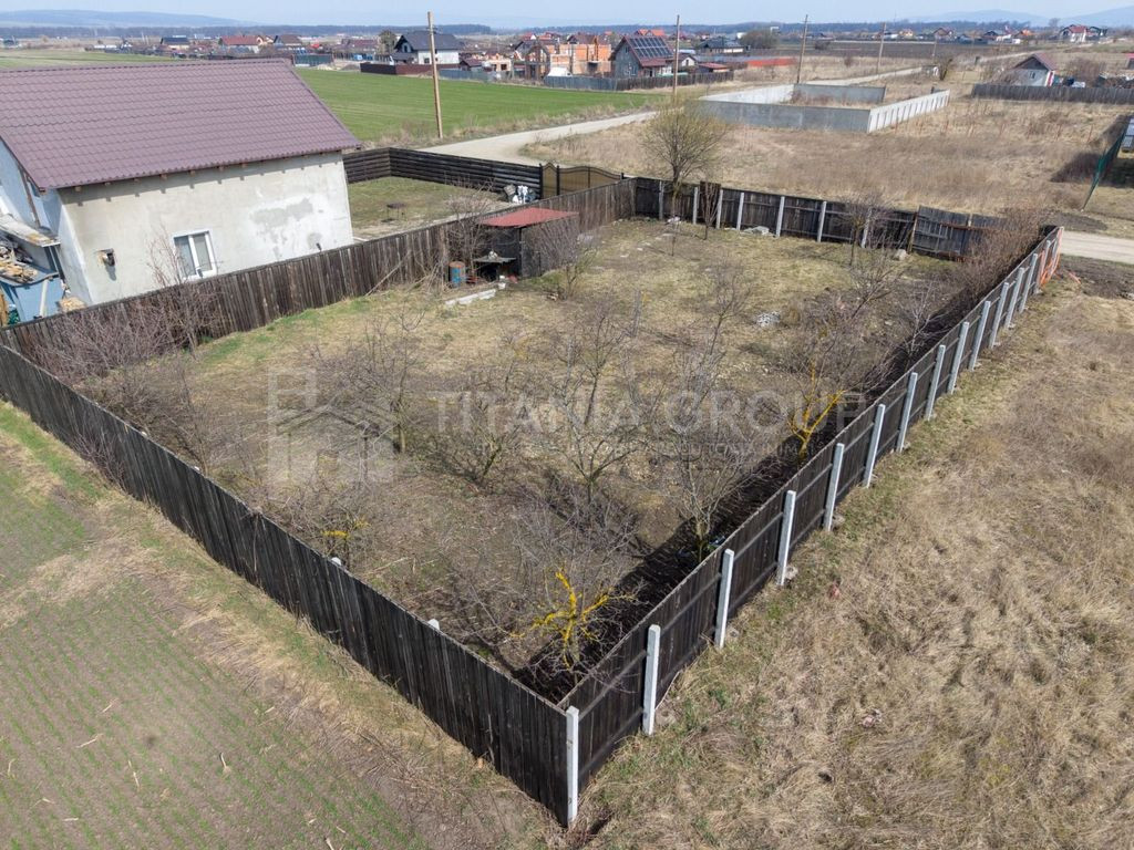 Teren 500 mp, împrejmuit, curent și internet pe teren, ...