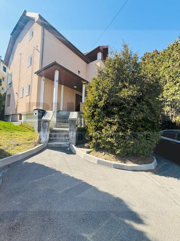 Casa individuala 450 mp, teren 1500 mp, 10 locuri parcare...