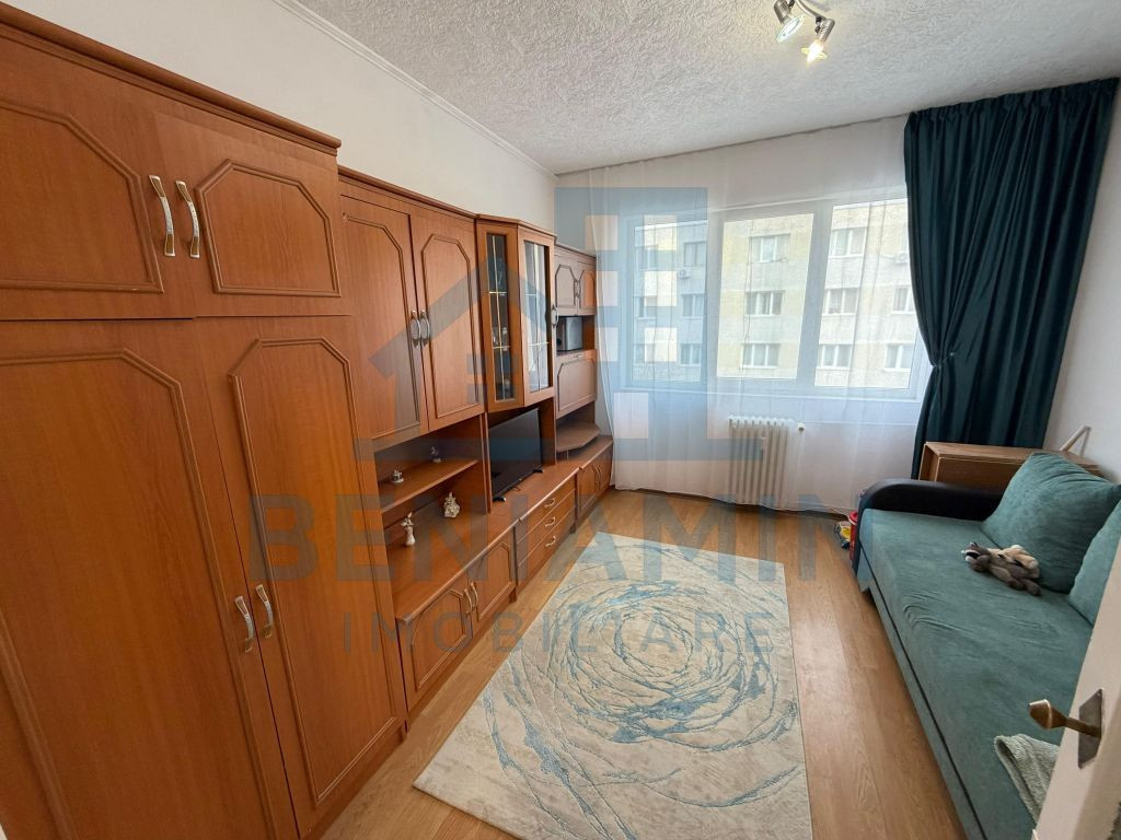 Garsoniera 21mp cartier Tractorul la etajul 2 cu baie si ...