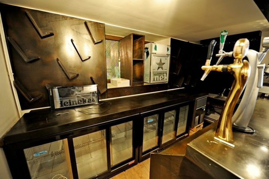 Spațiu comercial de 1,000mp de vânzare în zona P-ta Un...