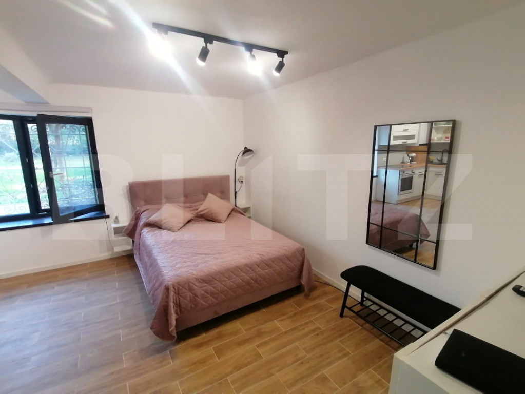 Garsoniera moderna tip studio, 25 mp, Semicentral, cu loc de