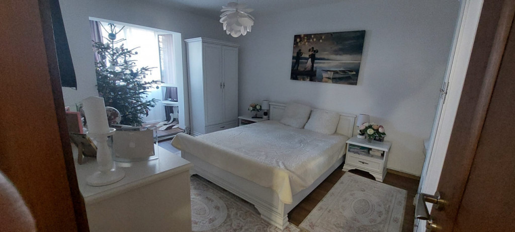 Apartament cu 4 camere, decomandat, etaj 1, 1 Mai, zona Sara